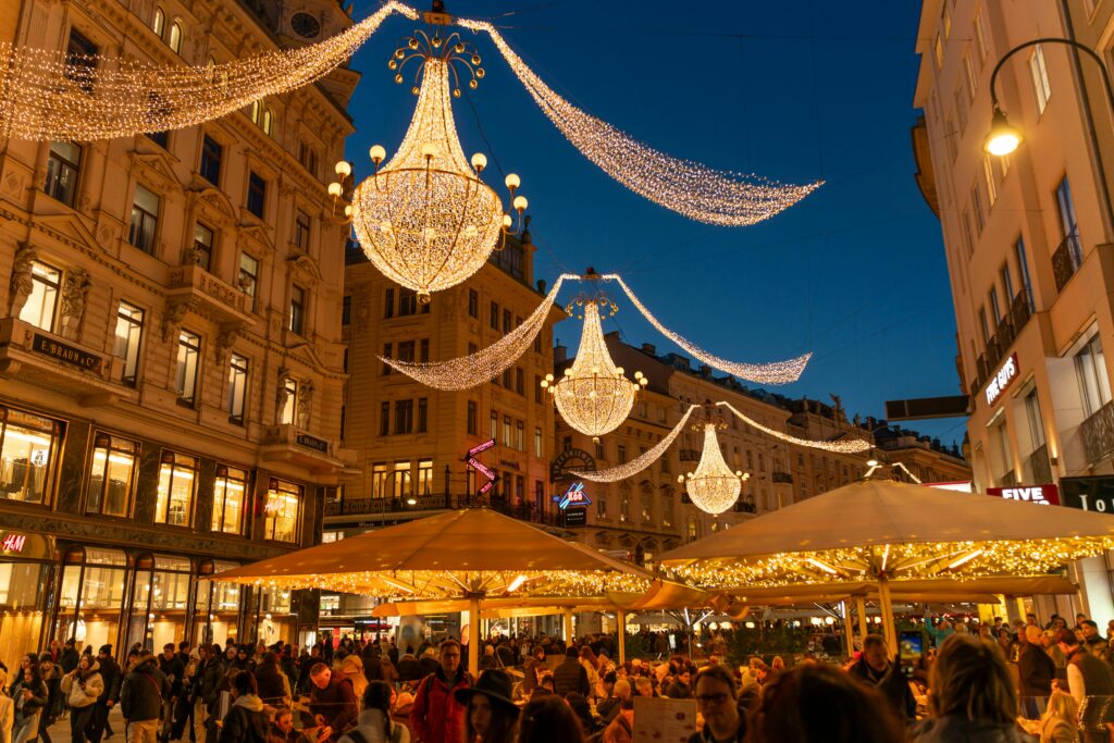 Beč, Beč, Austrija Festive Evening at Vienna's Graben Street Lighting