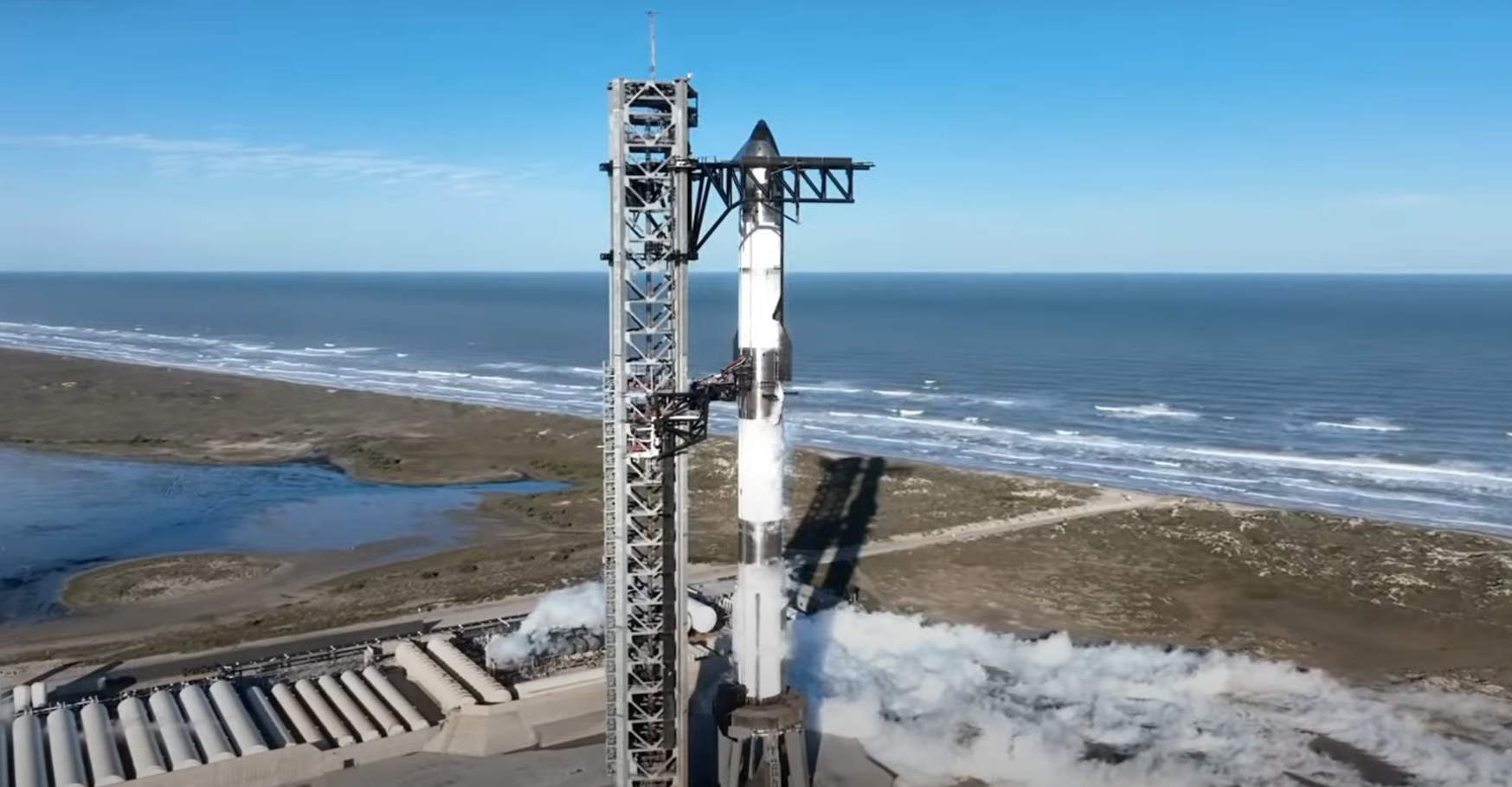 SpaceX loses Starship mid-flight, but catches booster again after launch