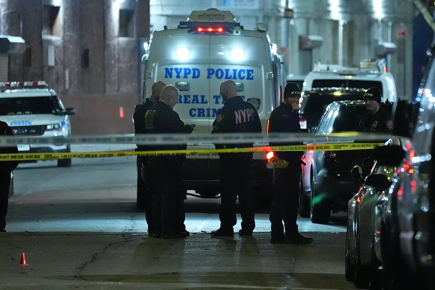 Police officers respond to a mass shooting outside a nightclub in Queens, N.Y., on Jan. 2, 2025. Photo: Lokman Vural Elibol/Anadolu via Getty