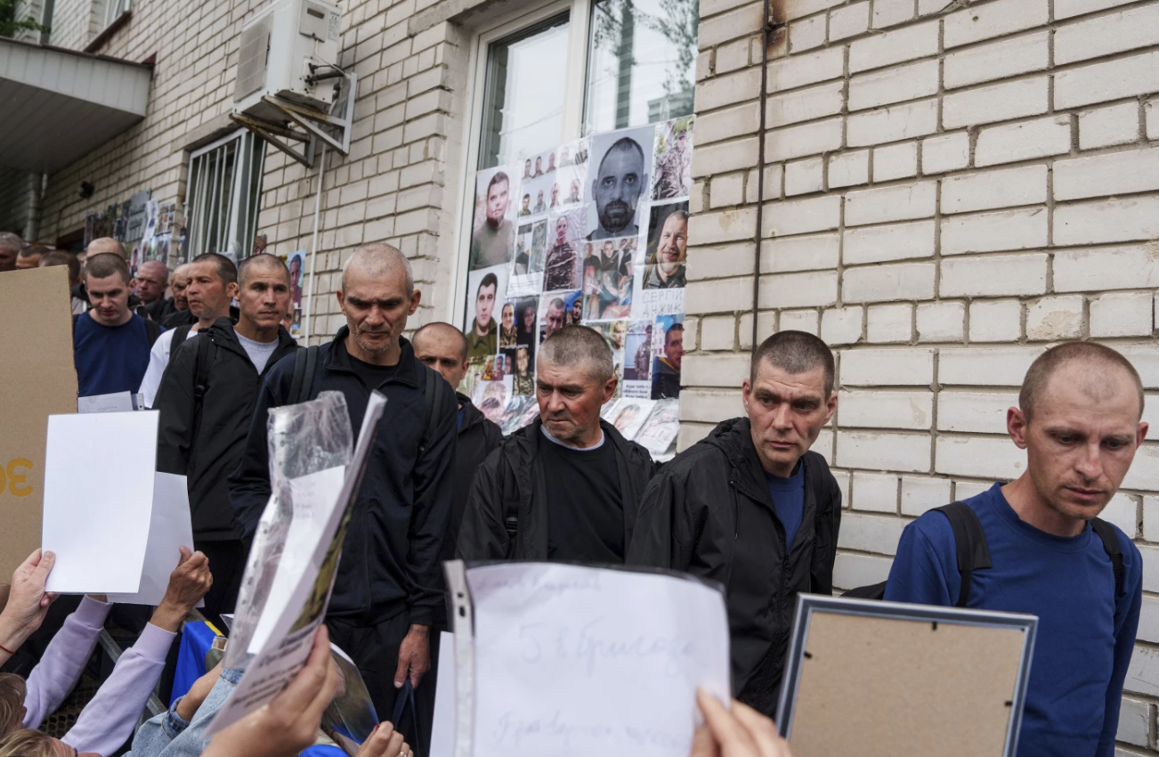 Ukrainian servicemen are welcomed back after being exchanged for Russian soldiers