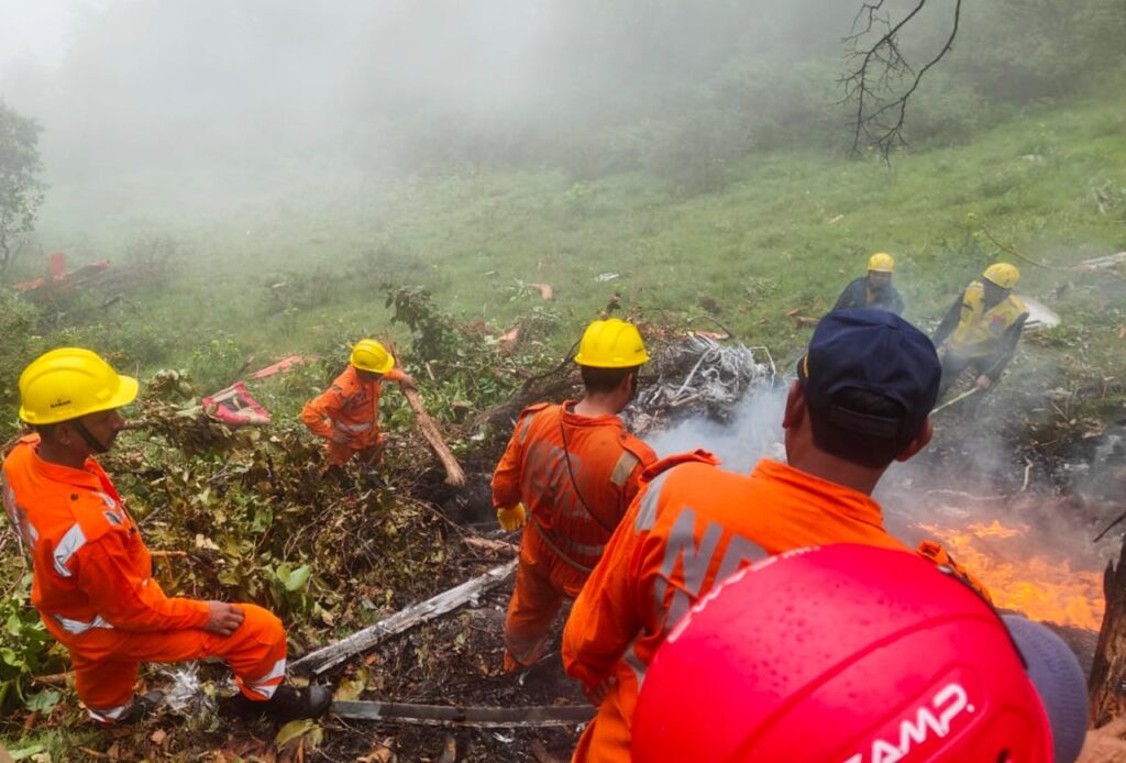Dehradun (Uttarakhand): Helicopter en route to Kedarnath crashes, 7 people dead.