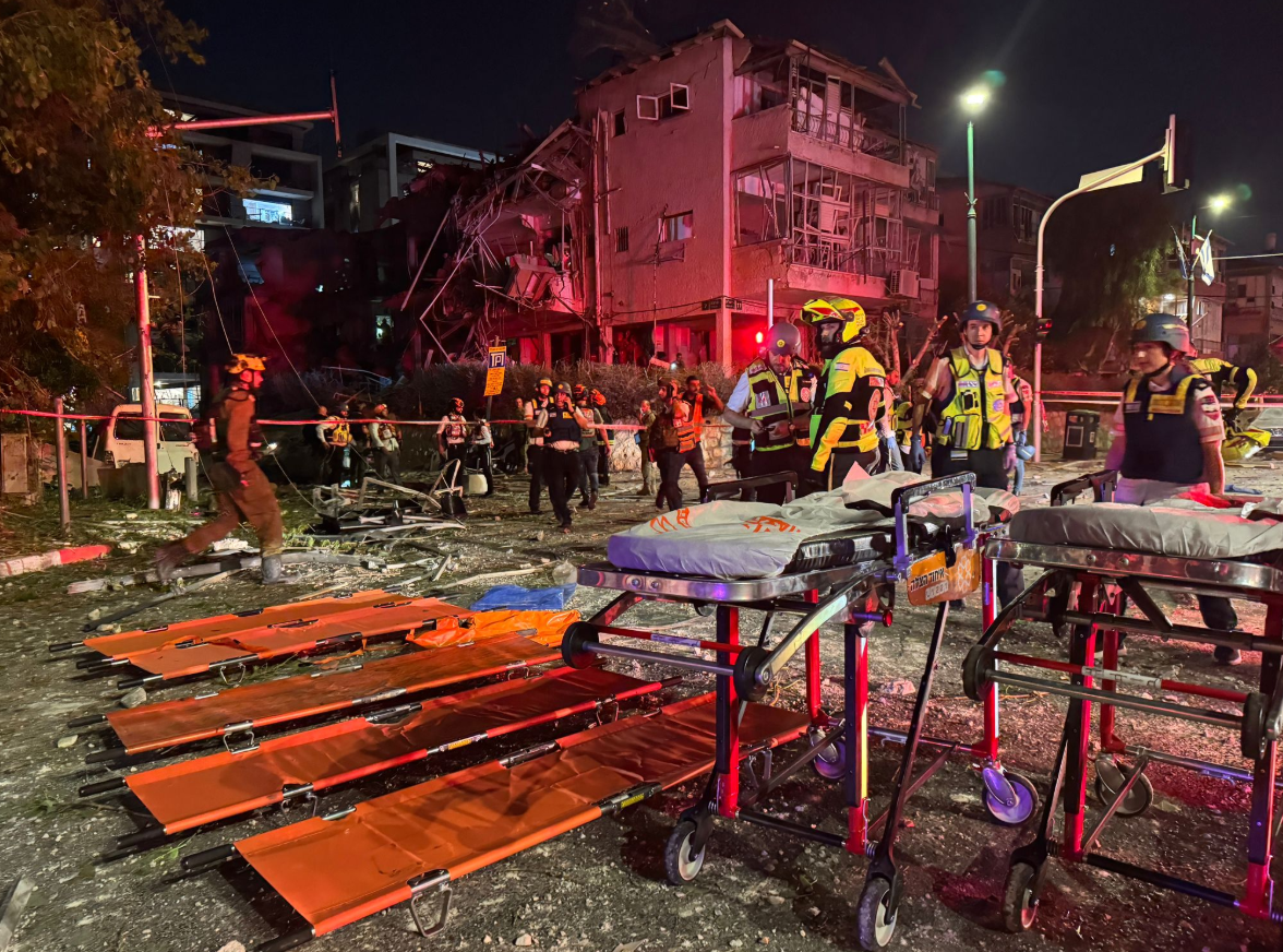 34 injured in rocket strike on the Gush Dan area, including: one woman critically injured, one man seriously injured, two moderately injured, and 30 lightly injured